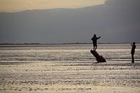 Jongen balancerend op boei