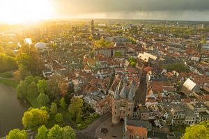 Luftaufnahme der Stadt Zwolle während eines Sonnenuntergangs im Frühling