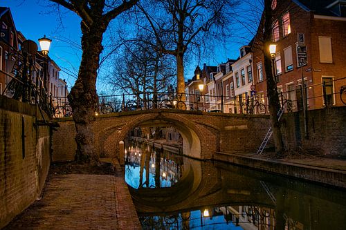 Quintijnsbrug over de Nieuwegracht in Utrecht na zonsondergang