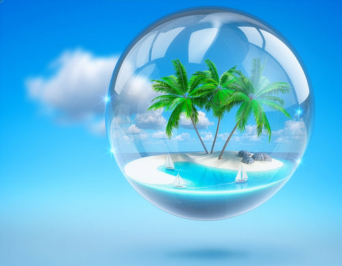 Une île tropicale miniature dans une boule de verre transparente avec des palmiers