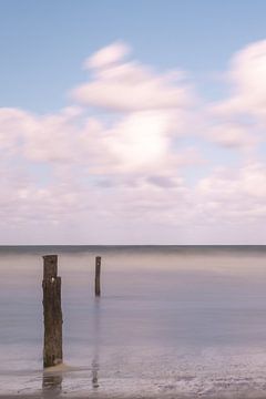 Long exposure / houten palen in de zee bij Domburg / Nederland van Photography art by Sacha