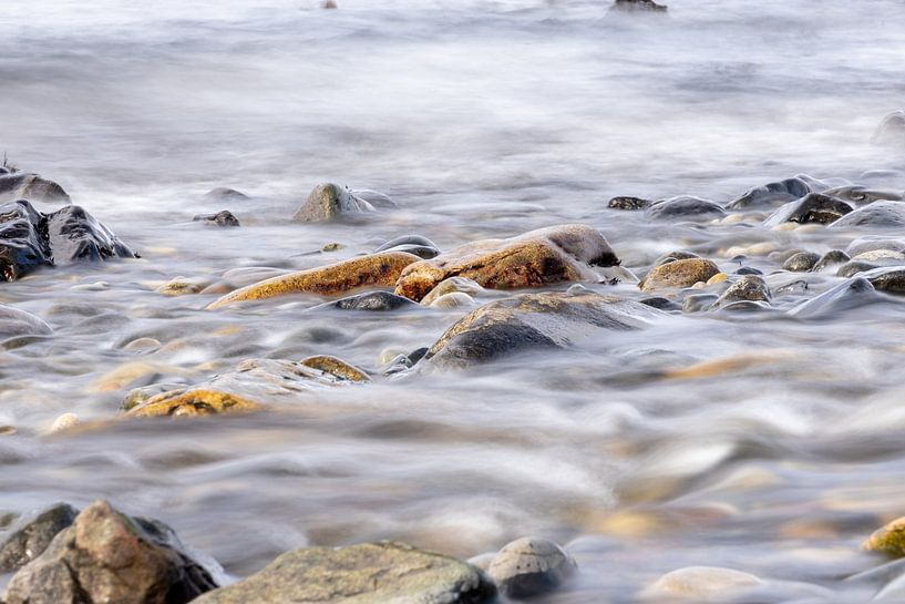 Stein im Wasser von Nadia Feys