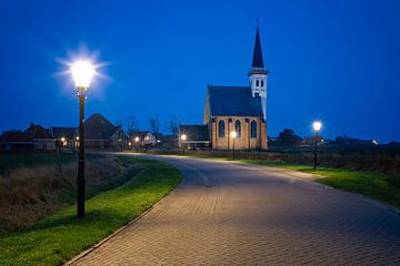 Église den Hoorn pendant l'heure bleue.