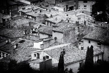 Oude daken in een Frans dorpje | Frankrijk | Zwart-wit foto | Reis- & Straatfotografie