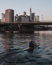 Paddlers in front of the Frankfurt skyline on the River Main by Jens Seßler