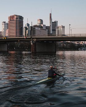 Padler vor der Skyline von Frankfurt auf dem Main
