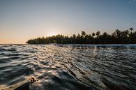 Surfen in Mentawai bei Sonnenuntergang 4 von Andy Troy Miniaturansicht