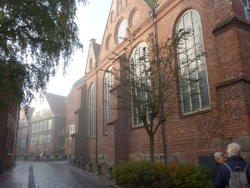 Kerk in ochtend nevel von Ad Steenbergen