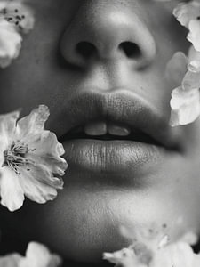 Schwarz-Weiß-Lippenporträt mit Blüten – Minimalistische Wanddekoration