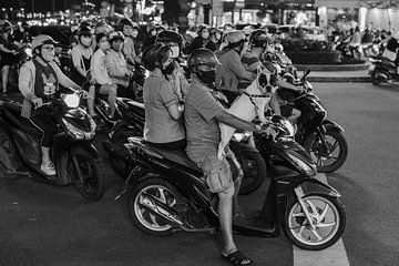 Alles gaat mee op de motor in Vietnam van Bart van Lier