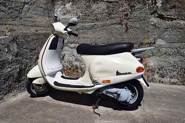 Witte klassieke Vespa scooter in de Italiaanse zon tegen stenen muur van Studio LE-gals