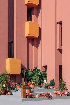 Muralla Roja reisfotografie print ᝢ abstracte roze architectuurfoto van Hannelore Veelaert