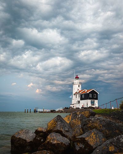 Donkere wolken boven een vuurtoren