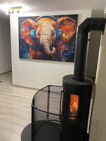 Lustiger kleiner Elefant hört Musik