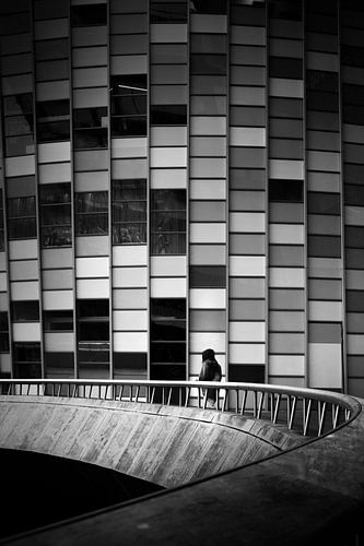 Straatfotografie in Utrecht: man en lijnen in zwartwit