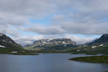 Idyllisch meer en majestueuze bergen in Noorwegen van Patrick Verhoef