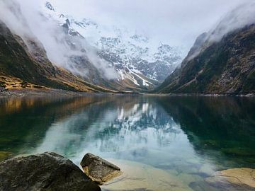 Reflectie in Lake Marian van Nicolette Suijkerbuijk Fotografie