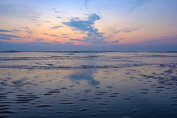 Zomerse zonsondergang op het strand van Sjoerd van der Wal