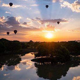 Sonnenaufgang mit Heissluftballons in Bagan Myanmar, mit schönen Spiegelungen auf dem Wasser von Twan Bankers