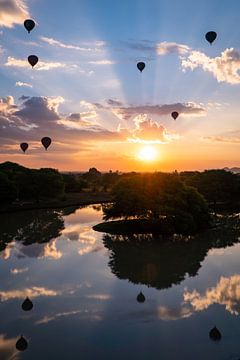 Lever de soleil avec des montgolfières à Bagan Myanmar, avec un beau reflet sur l'eau sur Twan Bankers