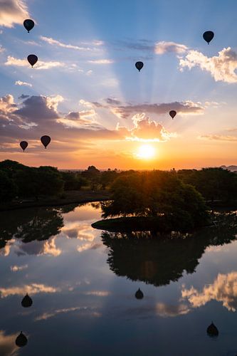 Sonnenaufgang mit Heissluftballons in Bagan Myanmar, mit schönen Spiegelungen auf dem Wasser