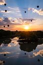 Zonsopkomst met luchtballonnen in Bagan Myanmar, met mooie reflectie op het water van Twan Bankers thumbnail