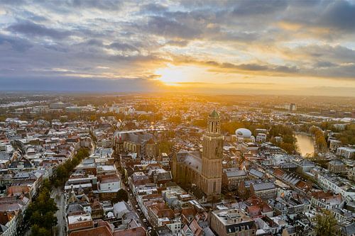 Zwolle tijdens een koude winterochtend van bovenaf gezien