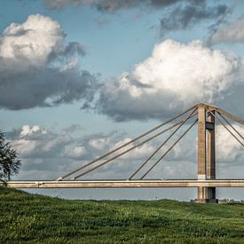 Le pont Prince Willem-Alexander dans les nuages sur Bea Hoendervanger