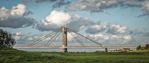 Prins Willem-Alexanderbrug in de wolken