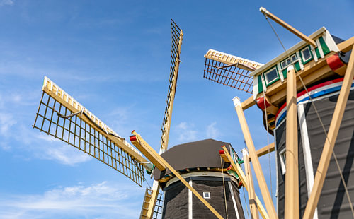 Molen Aagtekerke met model molen ervoor