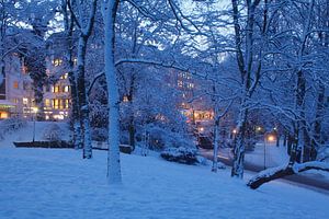 Parc Wallanlagen en hiver avec de la neige au crépuscule, Brême, Allemagne, Parc Wallanlagen en hive