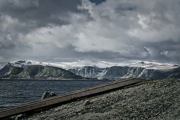 Fjord in Noorwegen, bewolkte lucht van Martin Köbsch