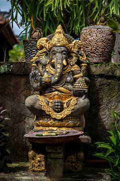 Statue de Ganesha en pierre plaquée or à Ubud, Bali, Indonésie. sur Jeroen Langeveld, MrLangeveldPhoto