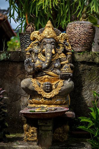 Met goud belegd stenen Ganesha beeld in Ubud, Bali, Indonesië.