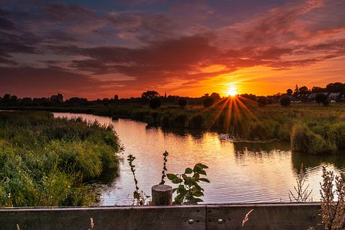 Zonsondergang met prachtige kleuren in de lucht