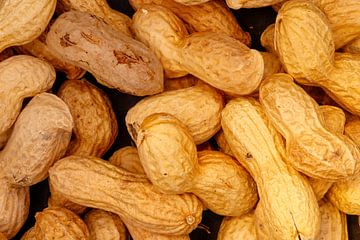 Erdnüsse in der Schale, die den Rahmen als Hintergrund füllen von de-nue-pic