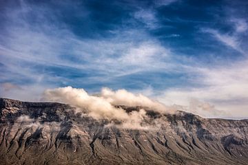 Wolken over de noordrand van Lanzarote by Harrie Muis