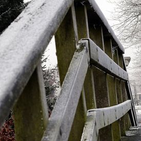 De voetgangersbrug in de winter van Corry Husada-Ghesquiere