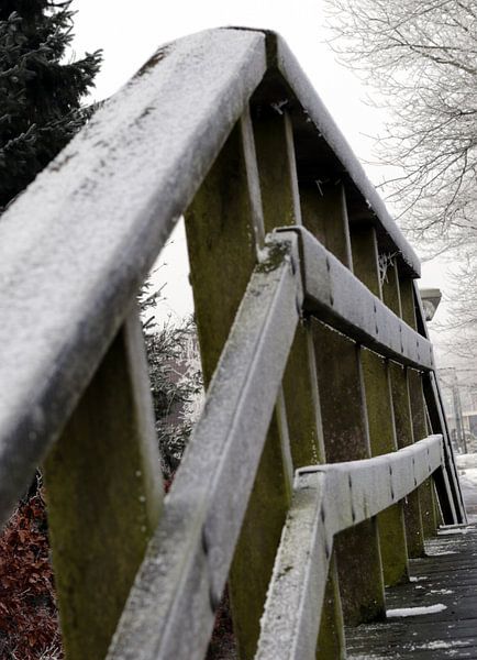 De voetgangersbrug in de winter van Corry Husada-Ghesquiere
