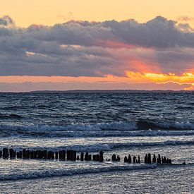 La côte de la mer Baltique au coucher du soleil sur l'île de Mön au Danemark sur Rico Ködder