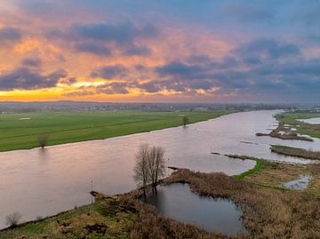 IJssel met overlopende uiterwaarden bij Zwolle tijdens zonsondergang van Sjoerd van der Wal Fotografie