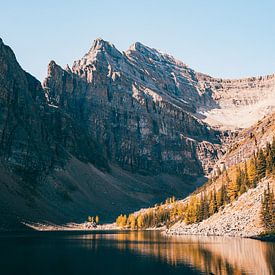 Berge am Fuße des Lake Agnes - Kanada von Marit Hilarius
