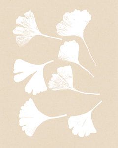 Ginkgoblätter auf hellbeige. Moderne botanische minimalistische Kunst. von Dina Dankers