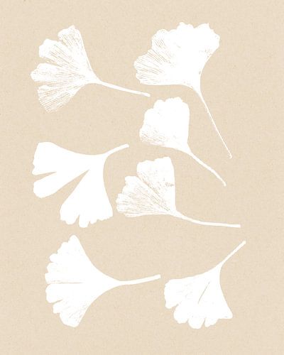 Feuilles de ginkgo sur fond beige clair. Art botanique moderne et minimaliste.