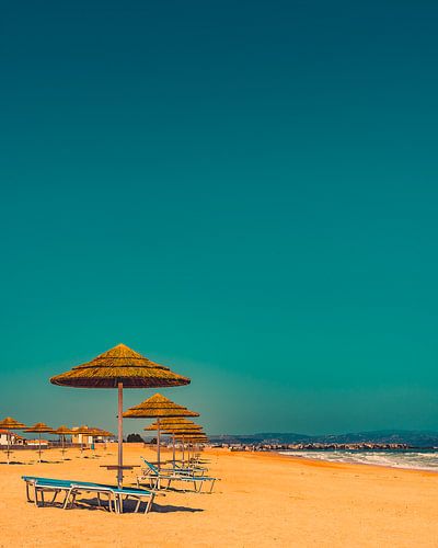 Des transats vacants et une plage !