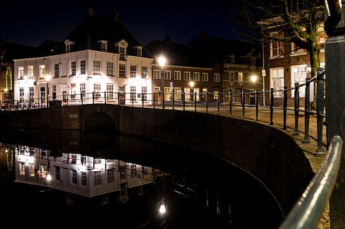 Soirée le long des canaux de la ville et des maisons dans la vieille ville d'Amersfoort