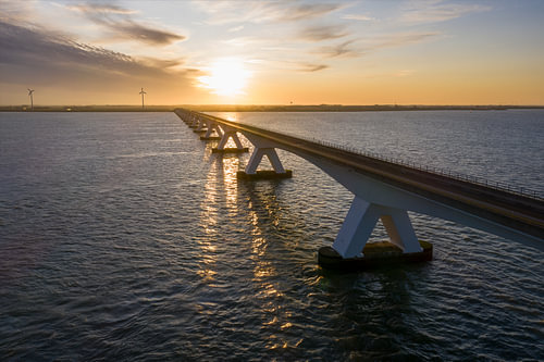Zeelandbrug bij zonsondergang vanuit de lucht