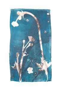 Plantes et fleurs botaniques imprimées en bleu-brun sur Angela Peters