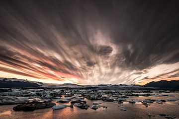 Zonsondergang bij het ijsbergenmeer Jökulsárlón van Gerry van Roosmalen