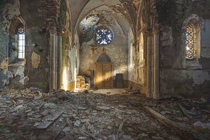 Église avec faisceau lumineux sur Perry Wiertz